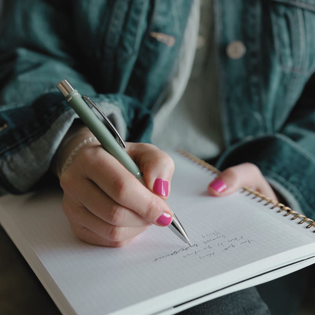 Blog featured image | Science behind putting pen to paper | Flourish Careers